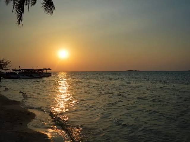 Pesona Keindahan Pantai Tanjung Gelam di Karimunjawa