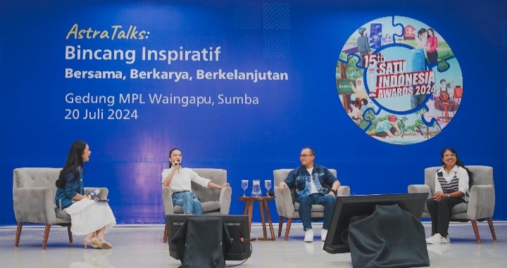 Juri Tamu 15th SATU Indonesia Awards 2024 sekaligus Pegiat Seni Raline Shah, Juri 15th SATU Indonesia Awards 2024 sekaligus Head of Corporate Communications Astra Boy Kelana Soebroto serta Penerima Apresiasi 14th SATU Indonesia Awards 2023 Bidang Kesehatan Theresia Dwiaudina Sari Putri saat menjadi pembicara dalam Astratalk: Bincang Inspiratif 15th SATU Indonesia Awards 2024: Bersama, Berkarya, Berkelanjutan Sumba, Nusa Tenggara Timur