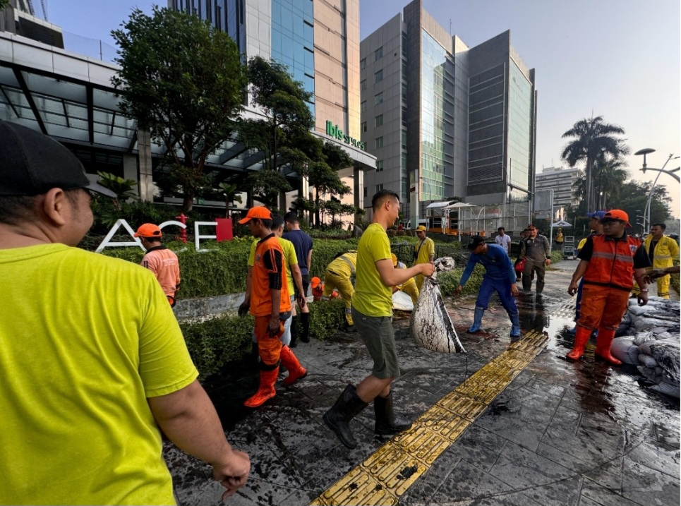 Perayaan ulang tahun ke-5 ibis Styles Jakarta Tanah Abang, berfokus pada pembersihan dan perbaikan area sekitar hotel