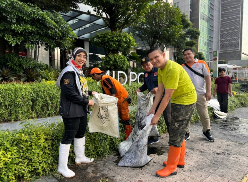 General Manager, Nandang Permana, Dwiarti Indriani Utami, Wakil Camat Kecamatan Tanah Abang serta staf hotel berkolaborasi membersihkan area saluran pembuangan