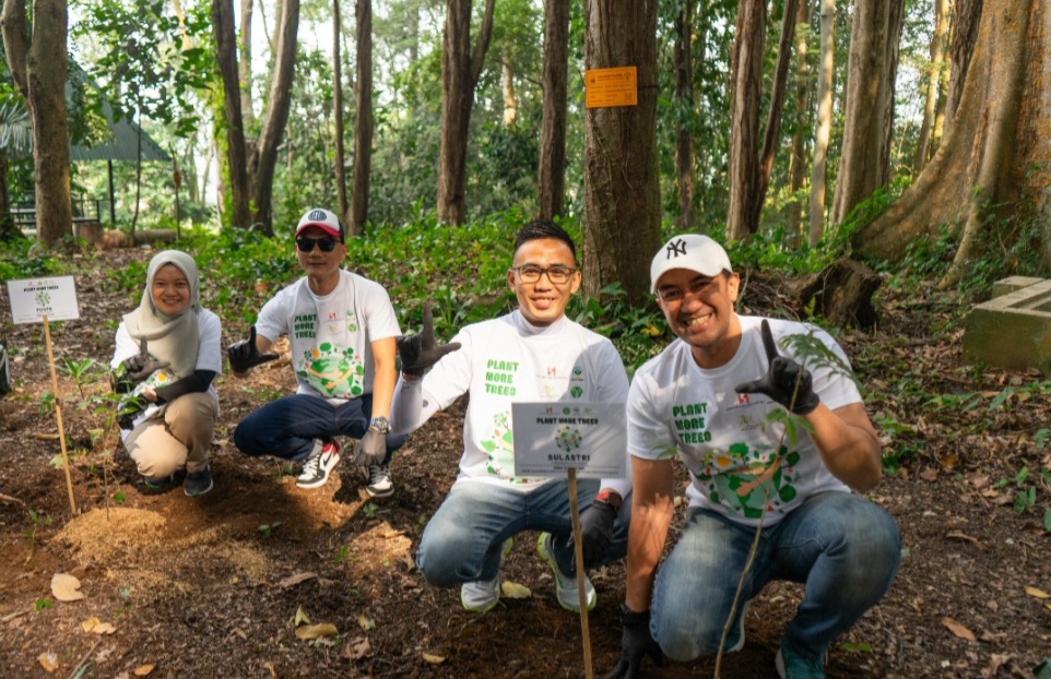 Swiss-Belresort Dago Heritage dan Zest Sukajadi Bandung Gandeng Dinas Kehutanan Provinsi Jawa Barat untuk Penanaman Seratus Pohon di Taman Hutan Raya Ir. H. Djuanda Bandung (TAHURA)