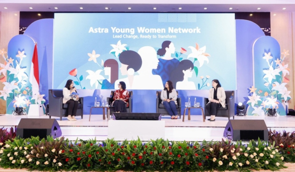 Sesi talkshow Astra Young Women Network 2024 yang menghadirkan para pemimpin perempuan, di antaranya Head of Programmes UN Women Indonesia Dwi Yuliawati Faiz (kedua kiri), Director & Country Head of Corporate Affairs Citibank N.A. Indonesia Puni Ayu Anjungsari (kedua kanan), serta Presiden Direktur Astra Property Nilawati Irjani (kanan), Senin di Menara Astra Jakarta (30/9)