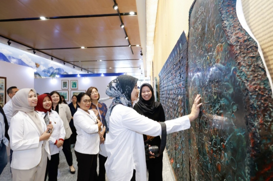 Suasana saat Menteri Pemberdayaan Perempuan dan Perlindungan Anak Republik Indonesia Bintang Puspayoga bersama Direktur Astra Gita Tiffani Boer mengunjungi Pameran Ilustrasiana 2, Senin di Menara Astra Jakarta (30/9)