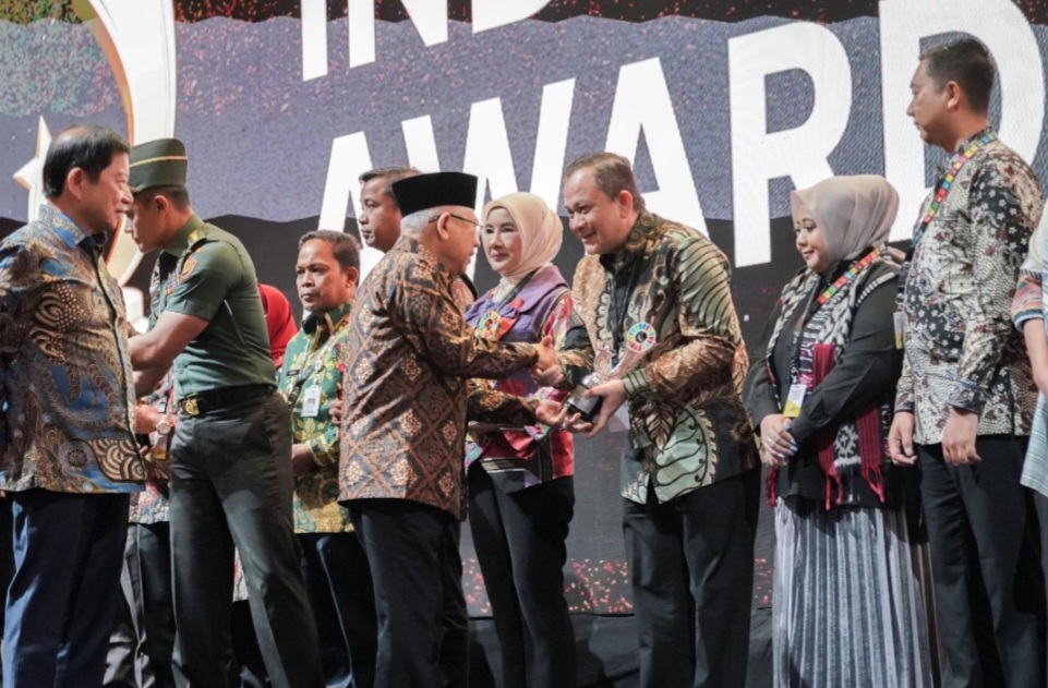 Wakil Presiden Republik Indonesia KH. Ma'ruf Amin, Menteri Perencanaan Pembangunan Nasional/Kepala Bappenas Republik Indonesia Suharso Monoarfa, menyerahkan piala penghargaan Indonesia’s SDGs Action Awards 2024 Kategori Perusahaan Besar kepada Chief of Corporate Affairs Astra Riza Deliansyah