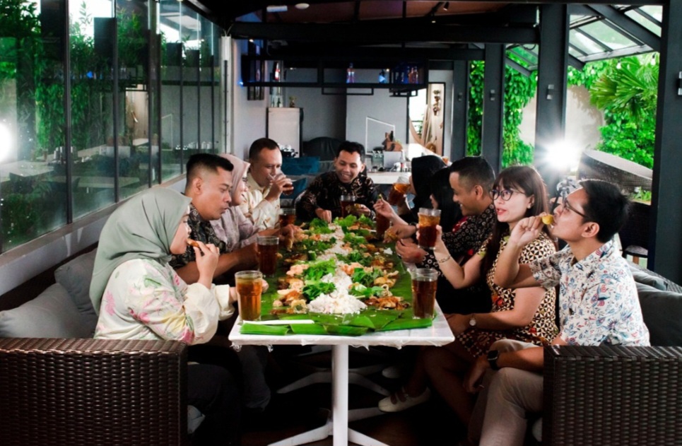 Liburan sambil Makan Nasi Liwet Bancakan di Mercure Bandung City Centre