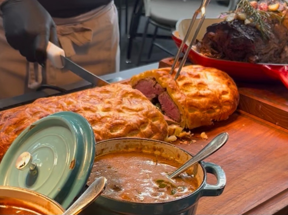 VIVERE Hotel, ARTOTEL Curated Hadirkan Christmas Joy Feast