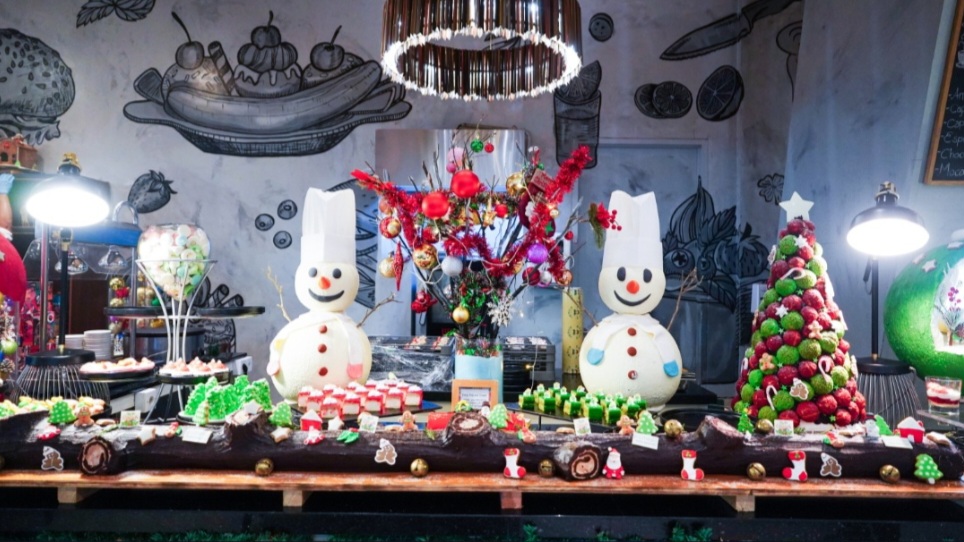 Dessert corner, Giant Yule Log, dan Christmas Coconut Snowballs