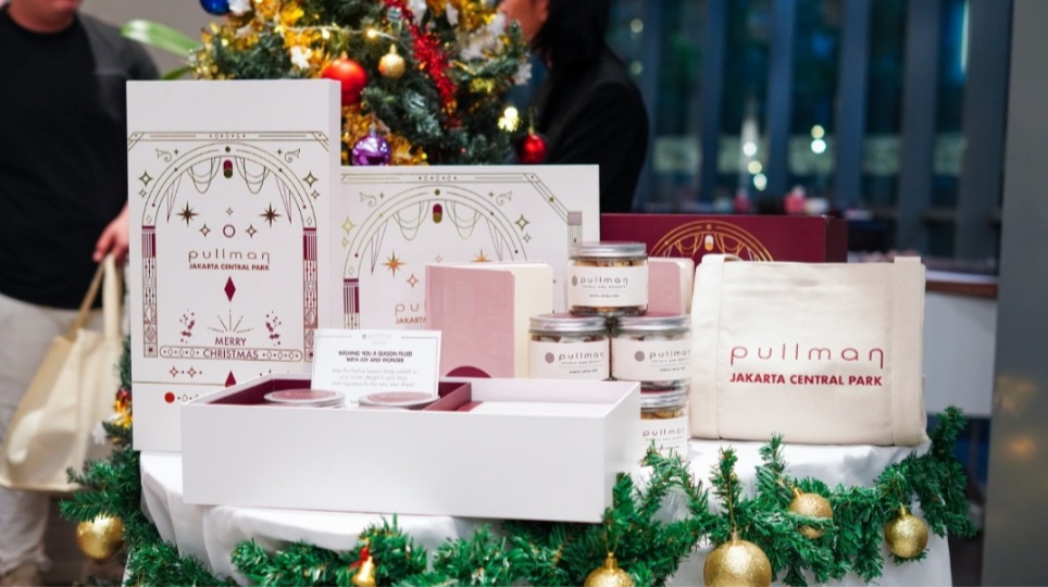 Pullman Jakarta Central Park menghadirkan hampers “Share The Warmth, A Festive Collection”