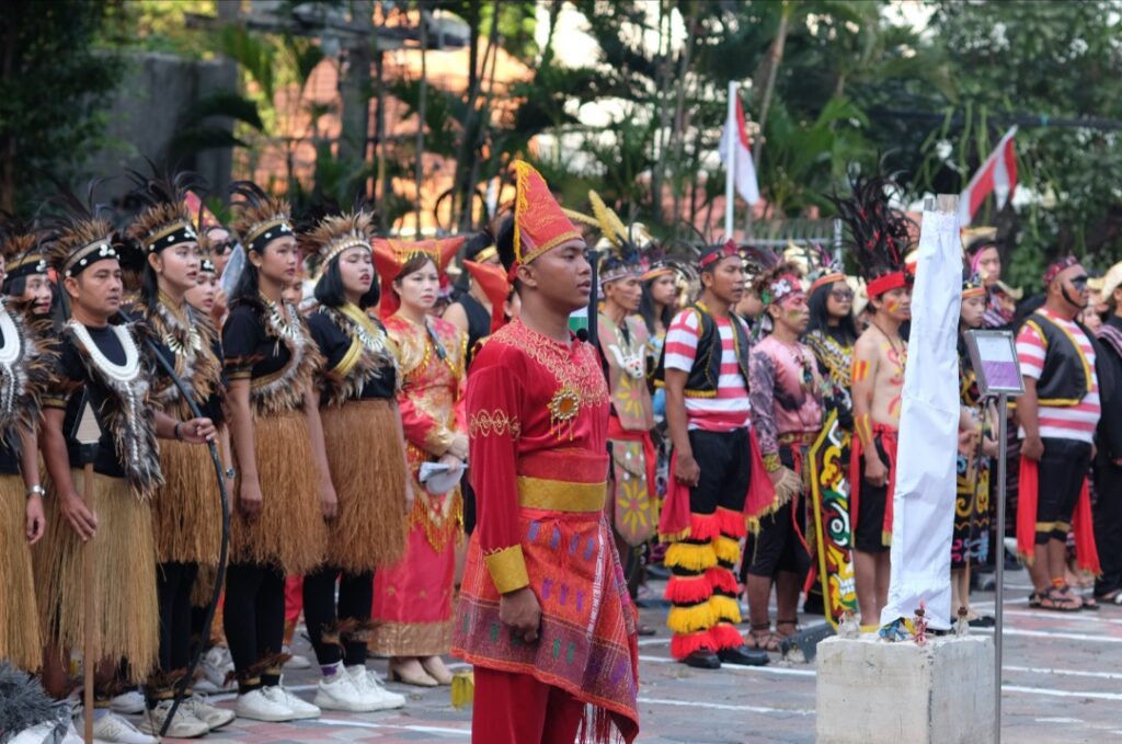 Upacara bendera, karnaval busana daerah, fashion show, hingga lomba 17-an meriahkan perayaan HUT ke-81 Republik Indonesia di Mercure Surabaya Grand Mirama
