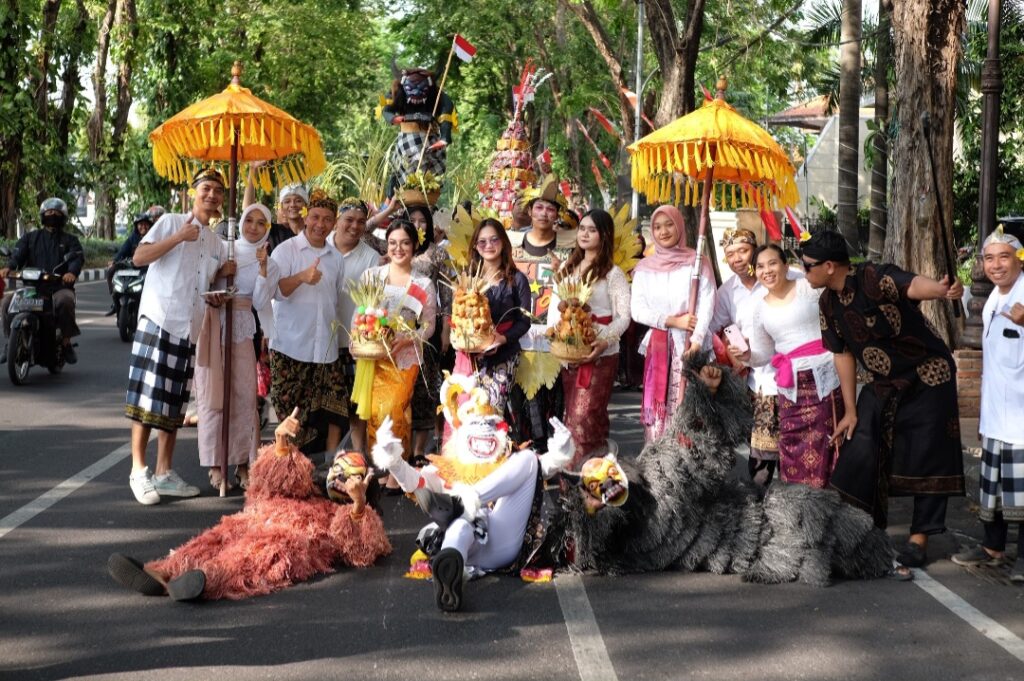 Upacara bendera, karnaval busana daerah, fashion show, hingga lomba 17-an meriahkan perayaan HUT ke-81 Republik Indonesia di Mercure Surabaya Grand Mirama