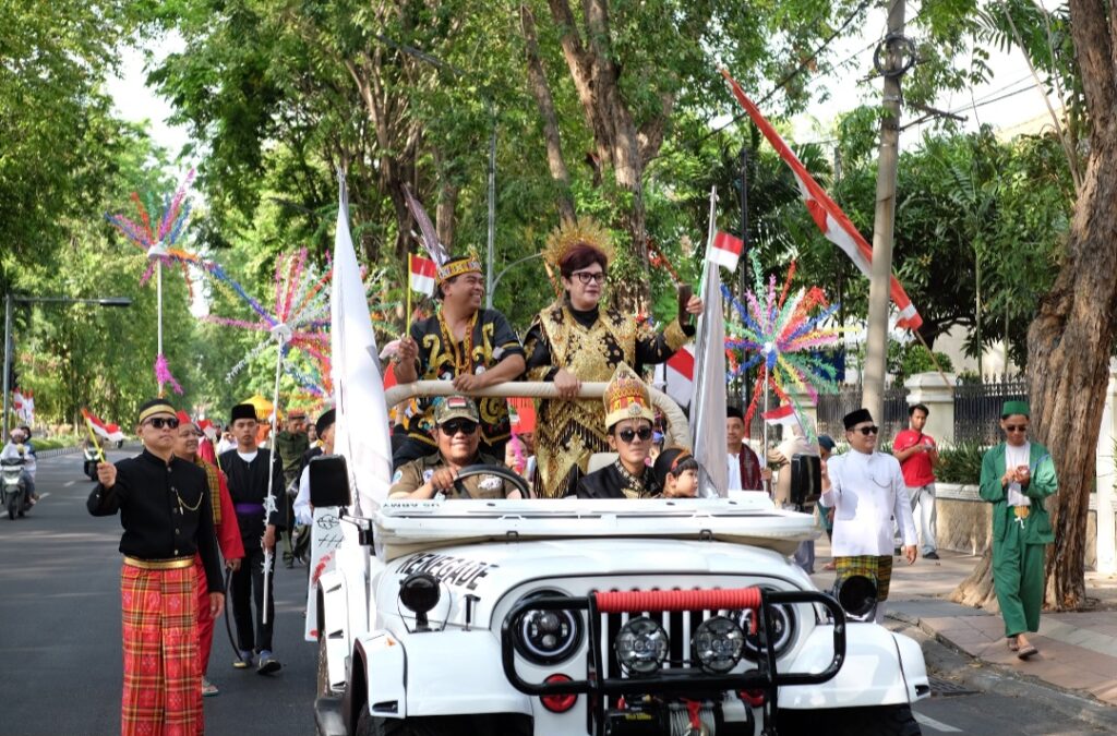 Upacara bendera, karnaval busana daerah, fashion show, hingga lomba 17-an meriahkan perayaan HUT ke-81 Republik Indonesia di Mercure Surabaya Grand Mirama