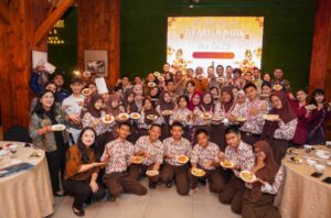 Dari Pancake Menjadi Kanvas, Mercure Surabaya Grand Mirama Ajak SMALB Karya Mulia Berkarya di Hari Batik Nasional