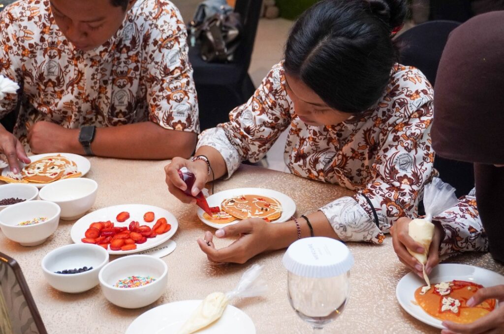 Mercure Surabaya Grand Mirama Ajak SMALB Karya Mulia Berkarya di Hari Batik Nasional