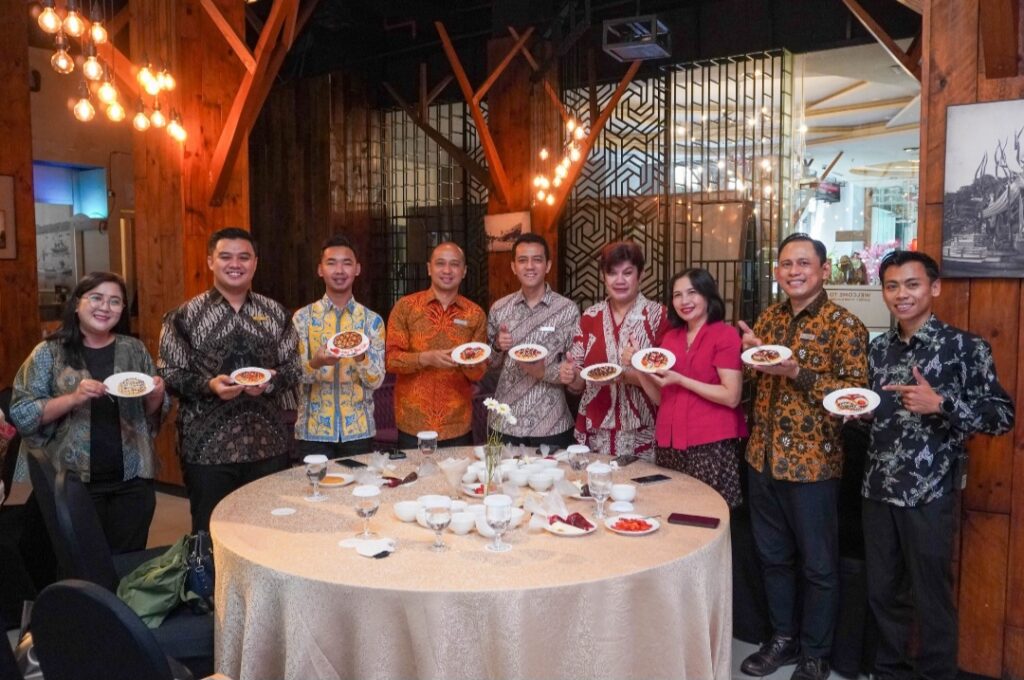 Mercure Surabaya Grand Mirama Ajak SMALB Karya Mulia Berkarya di Hari Batik Nasional