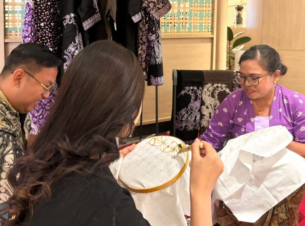Merayakan Hari Batik Nasional, VIVERE Hotel, ARTOTEL Curated Hadirkan Batik Kawung