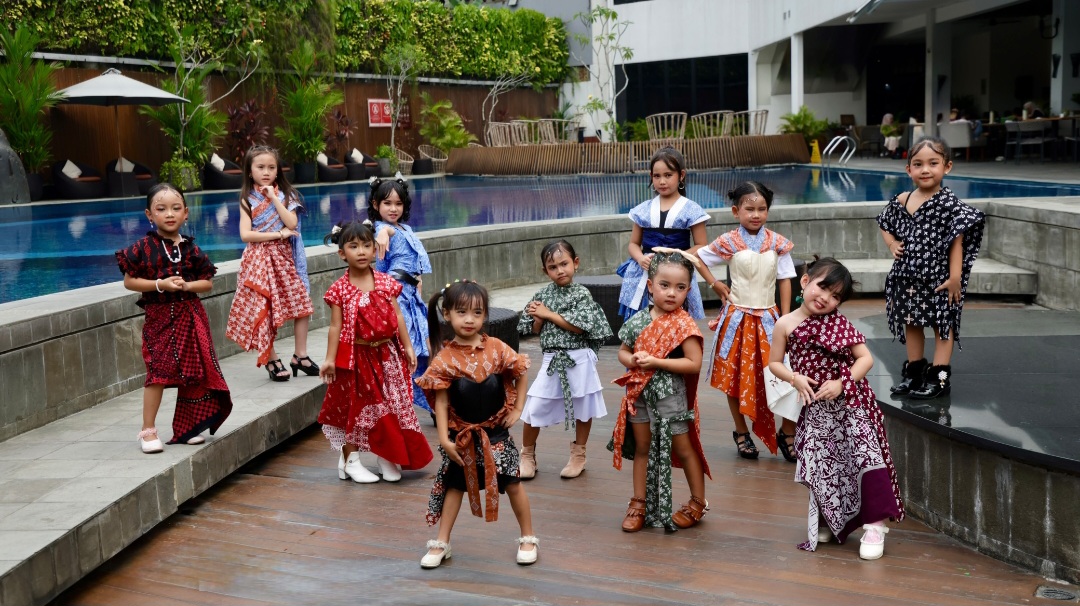 The Alana Hotel Sentul City Berkolaborasi dengan D’Danze Academy & Batik Organik Hadirkan Kids Batik Fashion Show